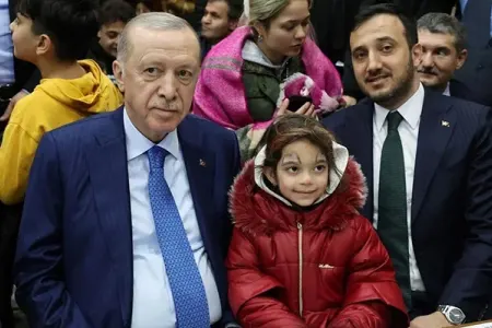 Ərdoğan zəlzələyə görə küçədə gecələyənlərə baş çəkdi - VİDEO