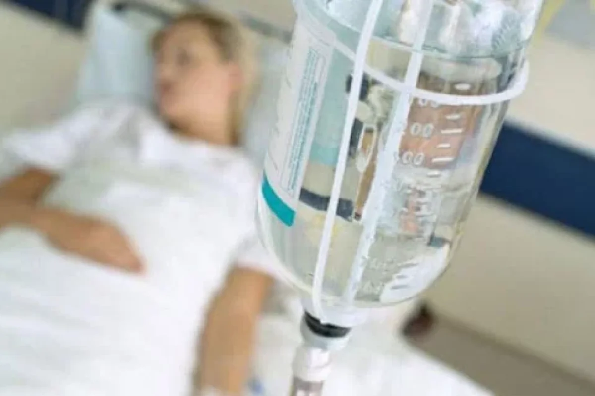 Kütləvi qida zəhərlənməsi: - 56 tələbə...