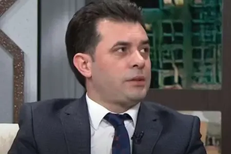 Aparıcı canlı yayımda kişi müğənnini UTANDIRDI: - “Botoksun var”