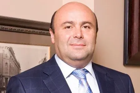 Sabiq nazir qadına balta ilə - HÜCUM ETDİ