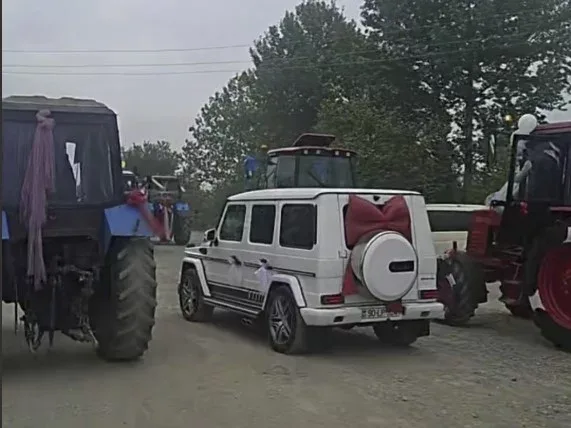 Gəlini aparmağa traktorlarla gəldilər - FOTOLAR