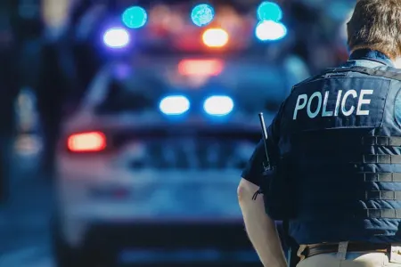 Ona kömək edən polisi üzündən güllələyib - ÖLDÜRDÜ