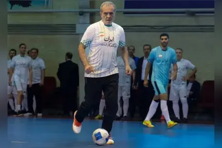 Məsud Pezeşkian futbol oynadı - VİDEO