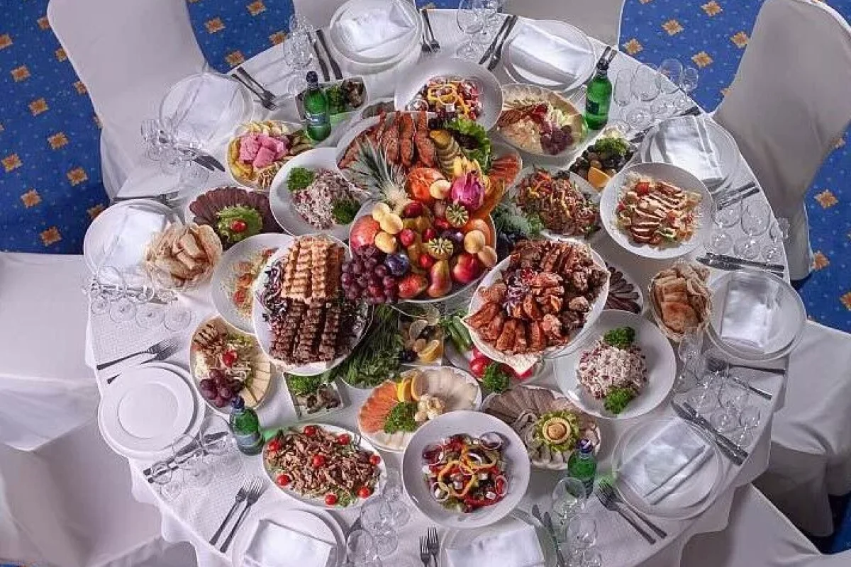 Məclislərdə zəhərlənmə qorxusu: - Nəyi yeyək, nəyi yeməyək?