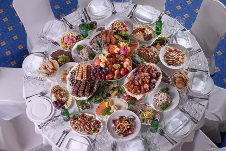 Məclislərdə zəhərlənmə qorxusu: - Nəyi yeyək, nəyi yeməyək?