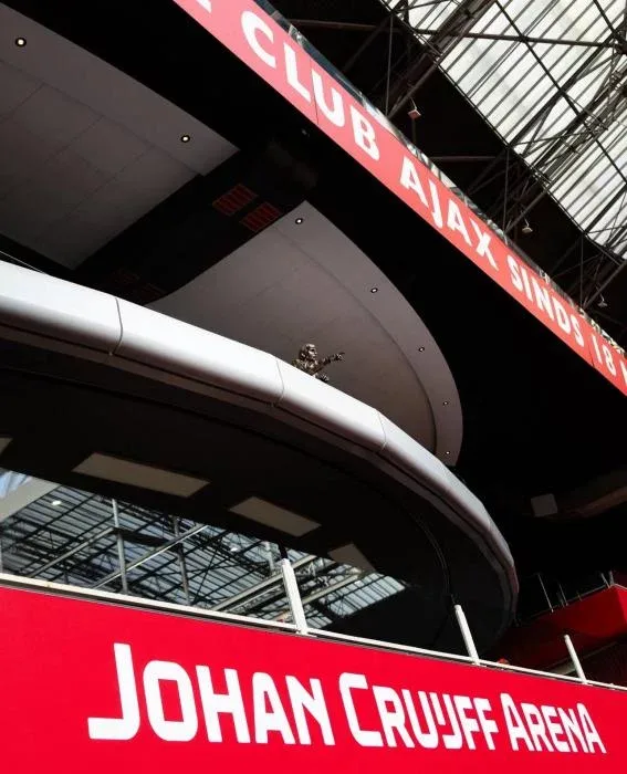 Tribunada əfsanəvi futbolçunun heykəli qoyuldu - FOTO