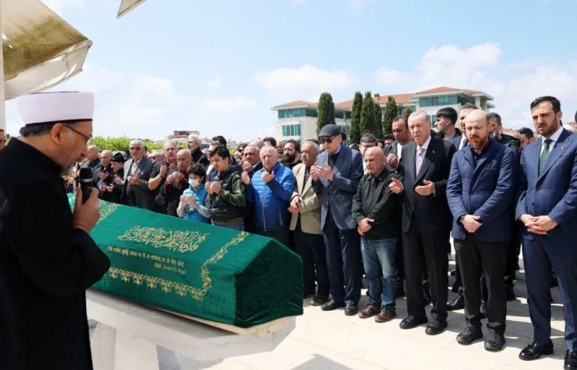 Ərdoğan müəlliminin dəfn mərasiminə qatıldı - FOTO