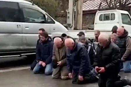 Qətlə görə diz çöküb üzr istədilər - Gürcüstanda gündəm olan video