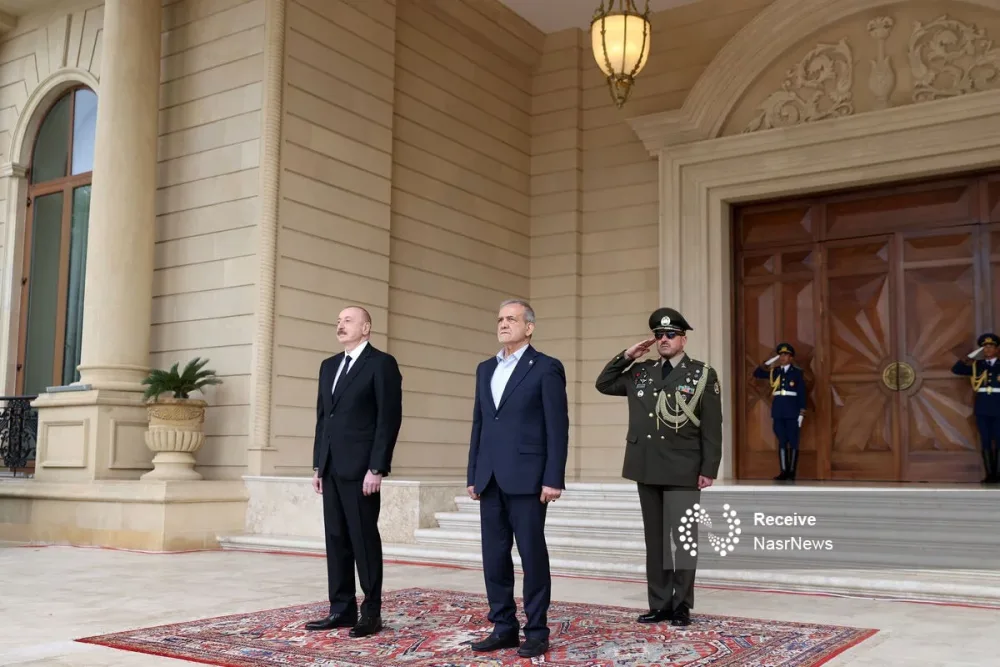 İran liderinin arxasında dayanan şəxs kimdir? - FOTOLAR