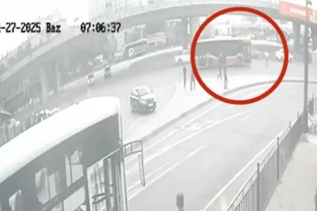 “20 Yanvar”da özünü qəsdən maşınların altına atır - VİDEO