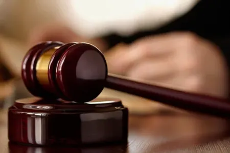 Məhkəmədə ana onu döyən oğlunu bağışladı