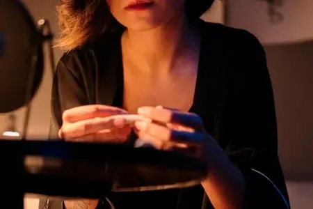 Azərbaycanda 5 uşağı və 5 nəvəsi olan qadın evdən - QAÇDI