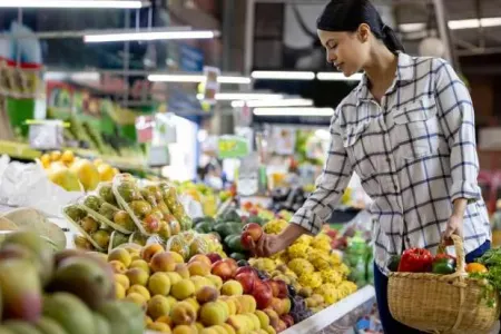 Bu marketdə vaxtı keçmiş məhsullar satılırmış - FOTO