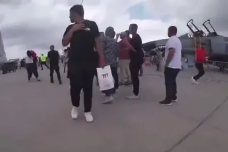 Reklam lövhəsi çökdü, - xəsarət alanlar var