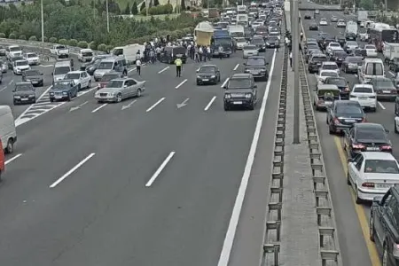Bakıda nasaz maşın yolda qaldı, qəza oldu - VİDEO