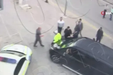 Türkiyədə deputatın maşınını polisin üzərinə sürdülər - VİDEO