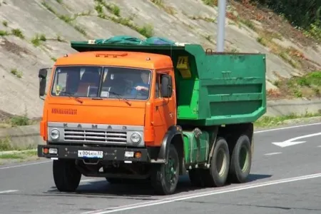 Güclü külək hasarı “Kamaz”ın üzərinə aşırdı: - ölən var