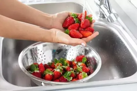 Çiyələklər necə təmizlənməlidir: - 3 asan ÜSUL