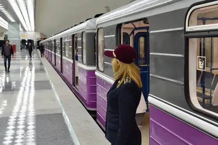 Metroda işıqlar söndü, qatarlar platformada qaldı - Rəsmi
