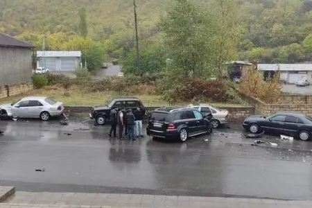 Qubada avtomobil səkiyə çırpıldı: ölü və yaralı var