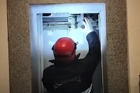 Liftdə köməksiz qalan 6 nəfər xilas edildi