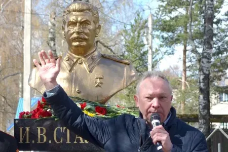 Stalin Leninlə “qonşu oldu”