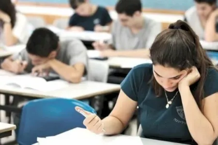 İmtahana cibində oyuncaqlarla gəldi - Foto