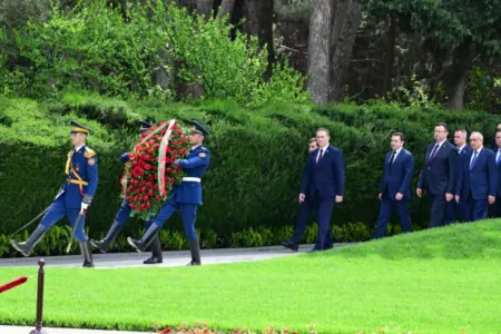 Belarusun Baş naziri Fəxri xiyabanı ziyarət etdi