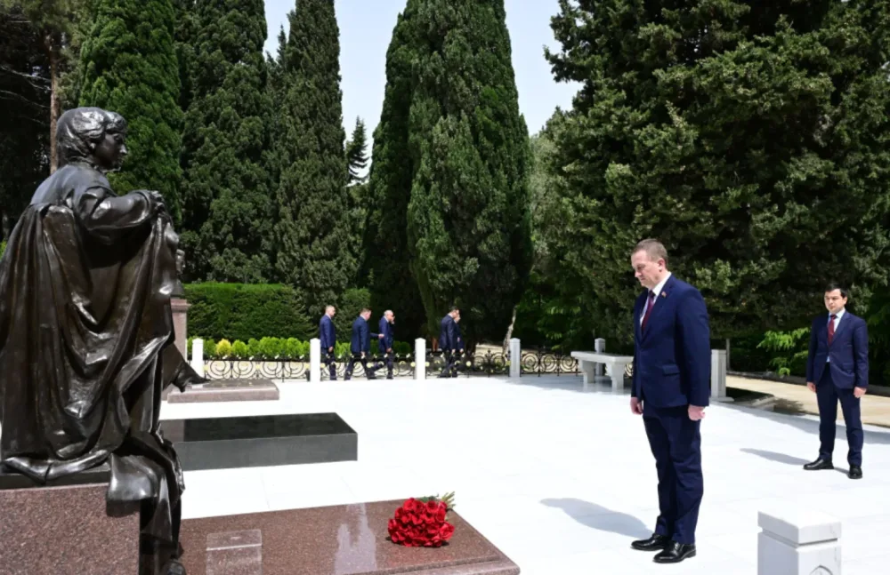 Belarusun Baş naziri Fəxri xiyabanı ziyarət etdi