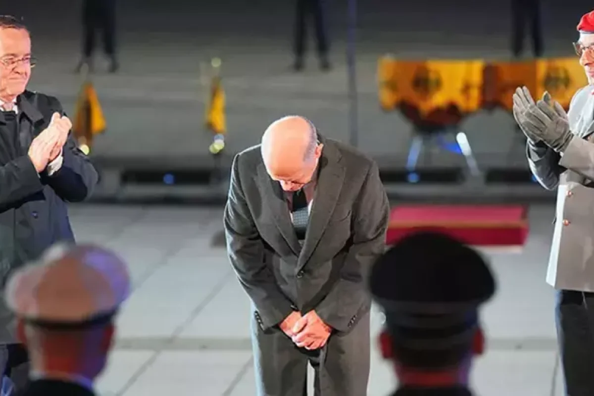 Şolz hərbi mərasimlə vidalaşdı - FOTO