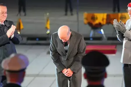 Şolz hərbi mərasimlə vidalaşdı - FOTO