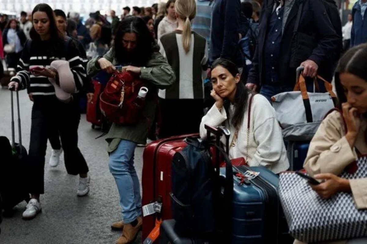 Kabel oğurluğu - Sərnişinlər qatarda QALDI