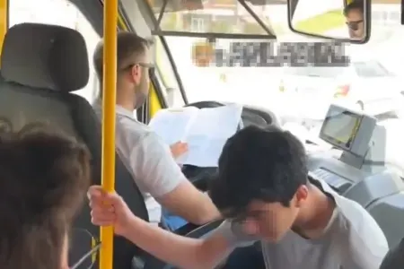 Sürücü sükan arxasında kitab OXUDU - VİDEO