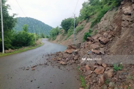 Astarada dağ uçdu, yol bağlandı - VİDEO