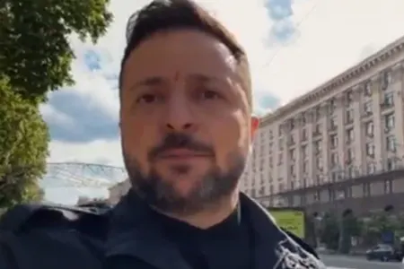 Zelenski küçədə: - "Ya Rusiya dəyişəcək, ya da..."