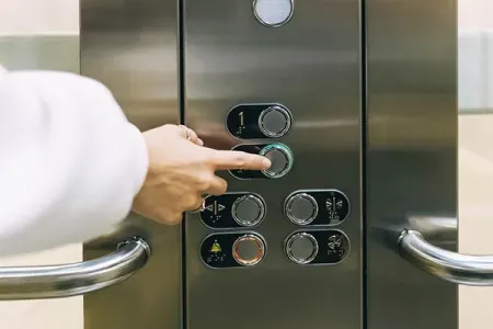 202 minə ev alıb, liftdən istifadə edə bilmir