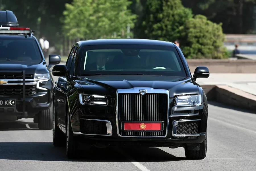 Japarov Putinin hədiyyə etdiyi avtomobili nümayiş etdirdi