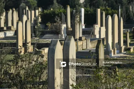 Köhnə və kimsəsiz qəbirlər dağıdılır - Molla isə maklerlik edir