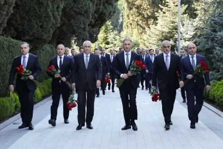 RİNN kollektivi Ulu Öndərin məzarını ziyarət edib - FOTOLAR