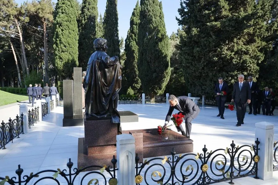 RİNN kollektivi Ulu Öndərin məzarını ziyarət edib - FOTOLAR