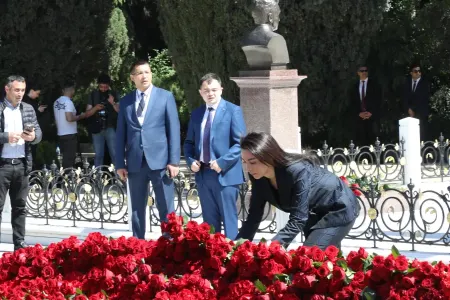 Ombudsman və Aparatın kollektivi Heydər Əliyevin xatirəsini yad ediblər