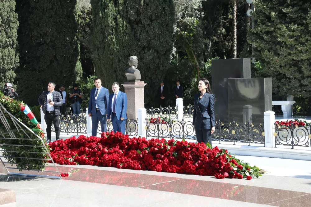 Ombudsman və Aparatın kollektivi Heydər Əliyevin xatirəsini yad ediblər