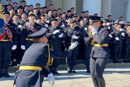 Polis bayram şənliyində həmkarına evlilik təklif etdi