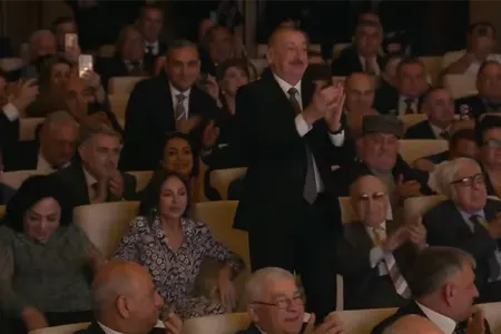 Prezident onları ayaq üstə alqışladı