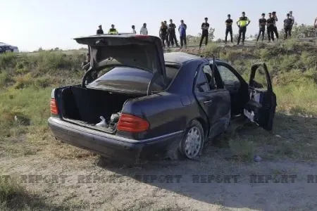 Yevlaxda qəza: Minik avtomobili yük maşınına çırpıldı