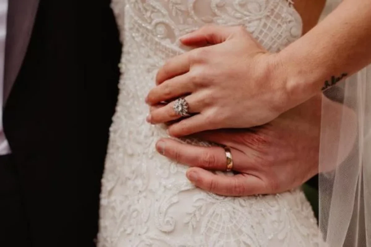 Toyda bəyin hərəkəti gəlinin xoşuna gəlmədi - Elə reaksiya verdi ki.. - Video