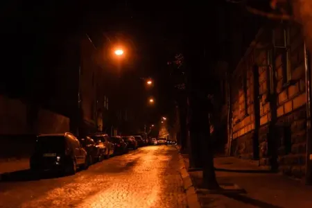 3 nəfər azyaşlını küçədə sürüdü