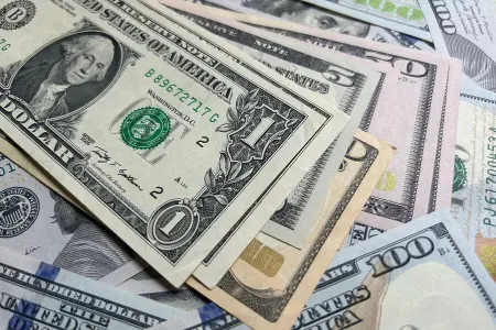 Dollar dünya valyutalarına qarşı qalxdı