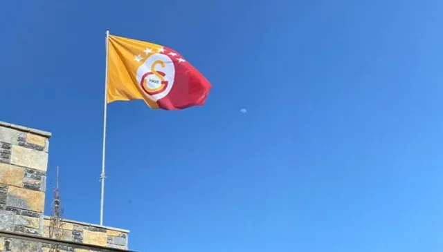 Fatih Terim evinə bayraq asdı, - gündəm oldu - FOTO