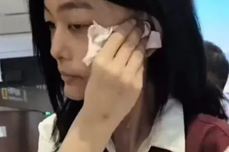 Skaner qadını tanımadı: - Makiyajı yumağa məcbur oldu